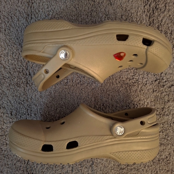 Crocs Croslite Beige Clogs with Heart Charm Womens Sz 8 - Picture 2 of 5